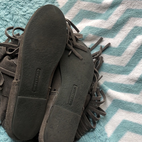 Minnetonka Gray Moccasin 3-Layer Fringe Boot Sz 8 - Picture 3 of 3